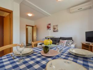 Televízia a/alebo spoločenská miestnosť v ubytovaní Apartment Mara-2 by Interhome