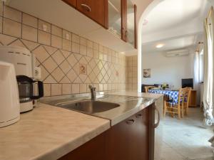 Kuchyňa alebo kuchynka v ubytovaní Apartment Mara-2 by Interhome + 14 fotografií