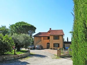 a house with two cars parked in a driveway at Apartment Le Palaie - 'Padronale' - PEC209 by Interhome in Montecchio