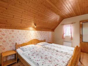 Säng eller sängar i ett rum på Holiday Home Horní Věstonice by Interhome