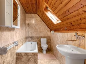 Koupelna v ubytování Holiday Home Horní Věstonice by Interhome