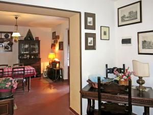 salon ze stołem i krzesłem oraz pokój w obiekcie Holiday Home Castagni I - Castagni II by Interhome w mieście Orciatico