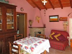 jadalnia ze stołem i kominkiem w obiekcie Holiday Home Castagni I - Castagni II by Interhome w mieście Orciatico