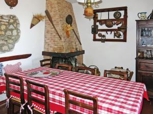 jadalnia ze stołem i piecem ceglanym w obiekcie Holiday Home Castagni I - Castagni II by Interhome w mieście Orciatico
