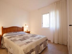 1 dormitorio con cama y ventana en Apartment Sa Guilla 3 dorm by Interhome, en Begur