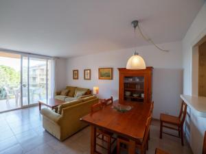 sala de estar con sofá y mesa en Apartment Sa Guilla 3 dorm by Interhome, en Begur