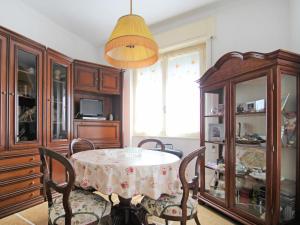 una sala da pranzo con tavolo, sedie e finestra di Apartment Cristina by Interhome a Rapallo