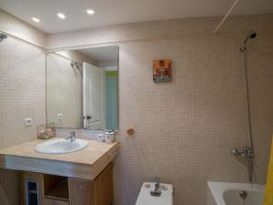 パルスにあるApartment Sa Guilla 2 hab- by Interhomeのバスルーム(洗面台、鏡、トイレ付)