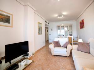卡爾佩的住宿－Apartment Realet by Interhome，客厅配有白色家具和平面电视