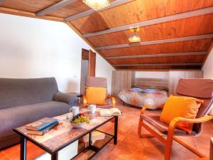 sala de estar con sofá, mesa y sillas en Holiday Home Montverde by Interhome en Santa Ceclina