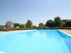 una gran piscina de agua azul en Holiday Home Il Portale di Arturo by Interhome, en Pozzolengo
