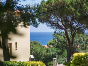 ベグールにあるHoliday Home Calsina Baix by Interhomeの家から見える海