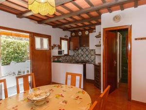 ベグールにあるHoliday Home Calsina Baix by Interhomeのキッチン、ダイニングルーム(テーブル、椅子付)