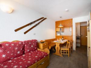 - un salon avec un canapé rouge et une table dans l'établissement Apartment Le Hameau du Borsat - Val Claret-9 by Interhome, à Tignes