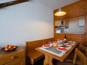 - une cuisine avec une table en bois et un bol de fruits dans l'établissement Apartment Le Hameau du Borsat - Val Claret-9 by Interhome, à Tignes