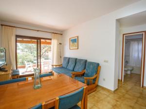ベグールにあるHoliday Home Apartament Isern Baix by Interhomeのリビングルーム(青いソファ、テーブル付)