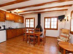 ベグールにあるHoliday Home Calsina Dalt by Interhomeのキッチン(木製テーブル、木製椅子付)