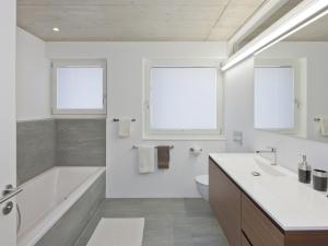 Bilik mandi di Apartment Sera Lodge- Wohnung Brunegghorn by Interhome