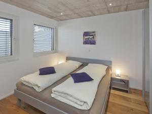เตียงในห้องที่ Apartment Sera Lodge- Wohnung Brunegghorn by Interhome