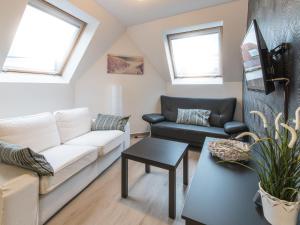 un soggiorno con divano e tavolo di Apartment Vosseslag II by Interhome a Mispelburg