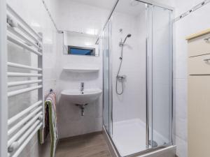 MispelburgにあるApartment Vosseslag II by Interhomeの白いバスルーム(シャワー、シンク付)