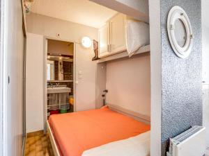 カップ・ダグドにあるApartment Les Ambassades du Soleil by Interhomeの小さなお部屋で、オレンジ色のベッドが備わります。