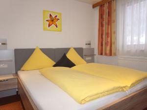 Łóżko lub łóżka w pokoju w obiekcie Apartment Pircher by Interhome