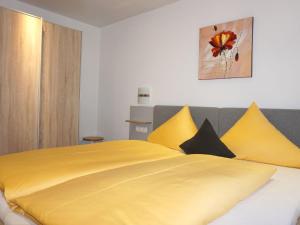Łóżko lub łóżka w pokoju w obiekcie Apartment Pircher by Interhome