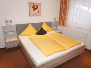 Łóżko lub łóżka w pokoju w obiekcie Apartment Pircher by Interhome