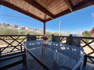 einen Tisch auf einer Terrasse mit Blick auf den Strand in der Unterkunft Holiday Home Palma-2 by Interhome in Anić