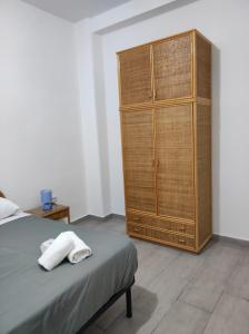 1 dormitorio con 1 cama y armario de madera en Plebiscito Street, en Nápoles