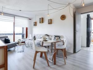 une salle à manger et un salon avec une table et des chaises dans l'établissement Apartment Lunik Orion-46 by Interhome, au Corbier 27 autres photos