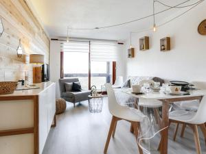 une cuisine et un salon avec une table et des chaises dans l'établissement Apartment Lunik Orion-46 by Interhome, au Corbier