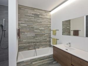 Ванная комната в Apartment Sera Lodge- Wohnung Bietschhorn by Interhome