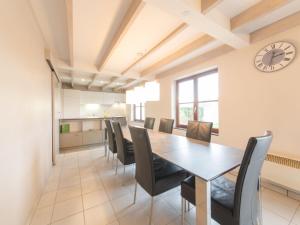 Η κουζίνα ή μικρή κουζίνα στο Holiday Home Polderhuis 78 parking and shared pool by Interhome