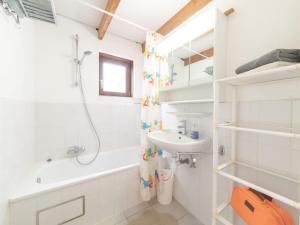 W łazience znajduje się wanna, umywalka i prysznic. w obiekcie Holiday Home Polderhuis 78 by Interhome w mieście De Haan