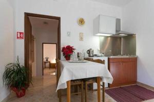 een keuken met een tafel met een witte tafeldoek erop bij Apartment Anita in Dubrovnik