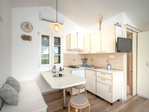 Nhà bếp/bếp nhỏ tại Holiday Home Marijo by Interhome
