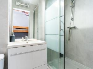 ein Bad mit einem Waschbecken und einer Dusche in der Unterkunft Studio Quai d'Honneur-2 by Interhome in Cap d'Agde