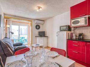 ein Wohnzimmer mit einem Tisch und Weingläsern darauf in der Unterkunft Studio Quai d'Honneur-2 by Interhome in Cap d'Agde