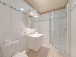 y baño con aseo, ducha y lavamanos. en Studio Zeeflat by Interhome, en De Haan