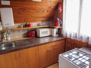 Kuchyňa alebo kuchynka v ubytovaní Chalet Dehtáře by Interhome