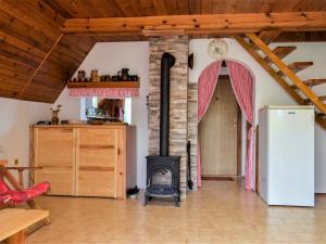 Kuchyňa alebo kuchynka v ubytovaní Chalet Dehtáře by Interhome