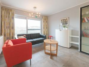 sala de estar con sofá y mesa en Apartment Seaside by Interhome, en Bredene