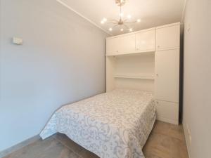 Dormitorio pequeño con cama y armario en Apartment Seaside by Interhome, en Bredene
