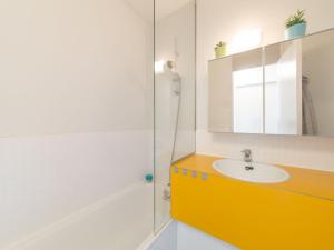 Ванна кімната в Studio Mimosa 007 by Interhome