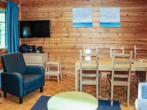 ein Esszimmer mit Tisch und Stühlen in der Unterkunft Holiday Home Villa tassu 1 by Interhome in Kotila