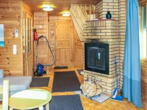 ein Wohnzimmer mit Kamin in einem Haus in der Unterkunft Holiday Home Villa tassu 1 by Interhome in Kotila