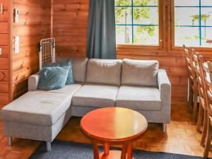 ein Wohnzimmer mit Sofa und Tisch in der Unterkunft Holiday Home Villa tassu 2 by Interhome in Kotila + 18 Fotos