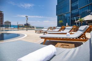 InterContinental Luanda Miramar by IHG内部或周边的泳池